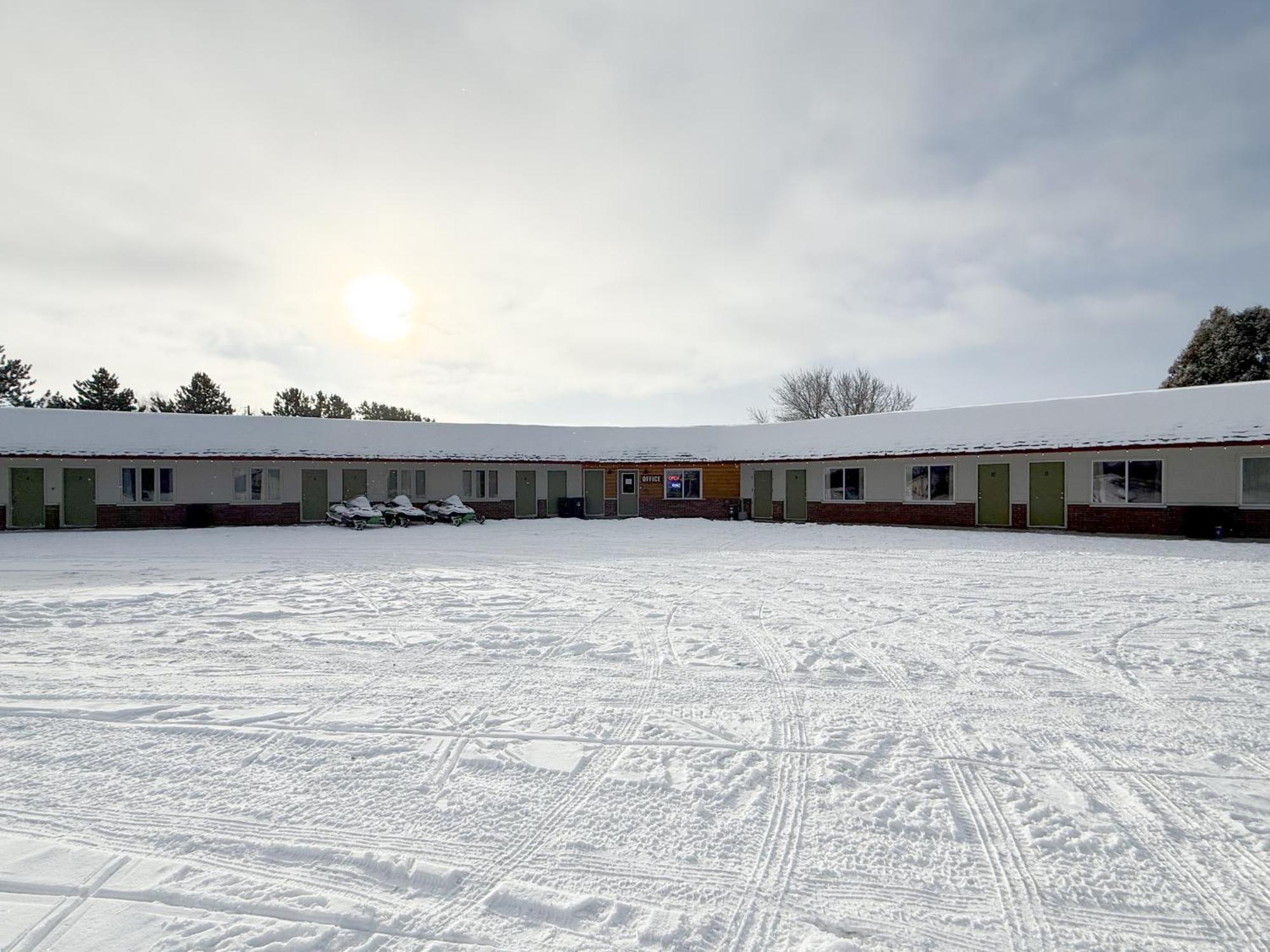 The Trail Inn - Newberry, Mi - Formerly Knollwood Inn - 13467 M-28 Esterno foto