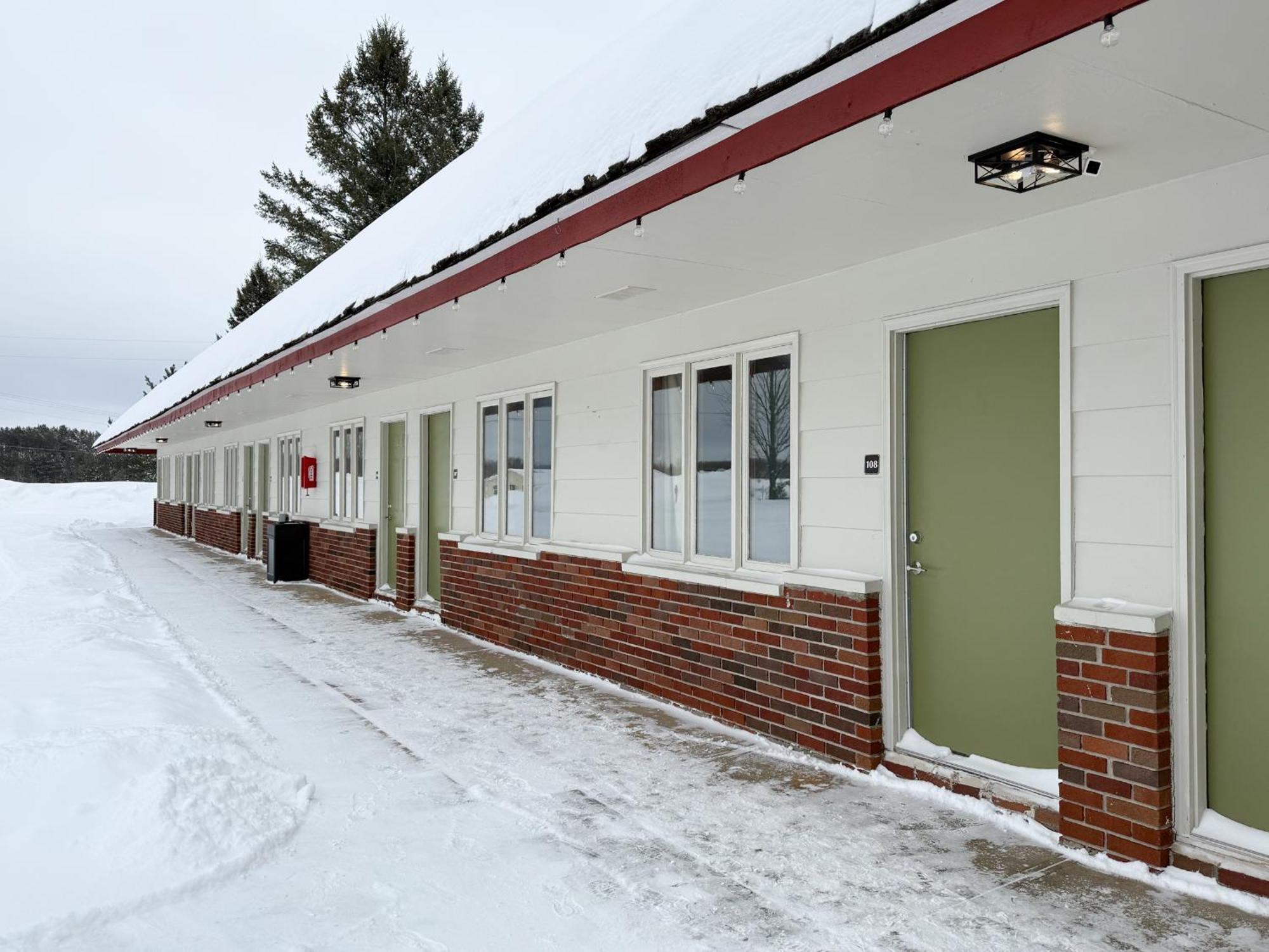 The Trail Inn - Newberry, Mi - Formerly Knollwood Inn - 13467 M-28 Esterno foto