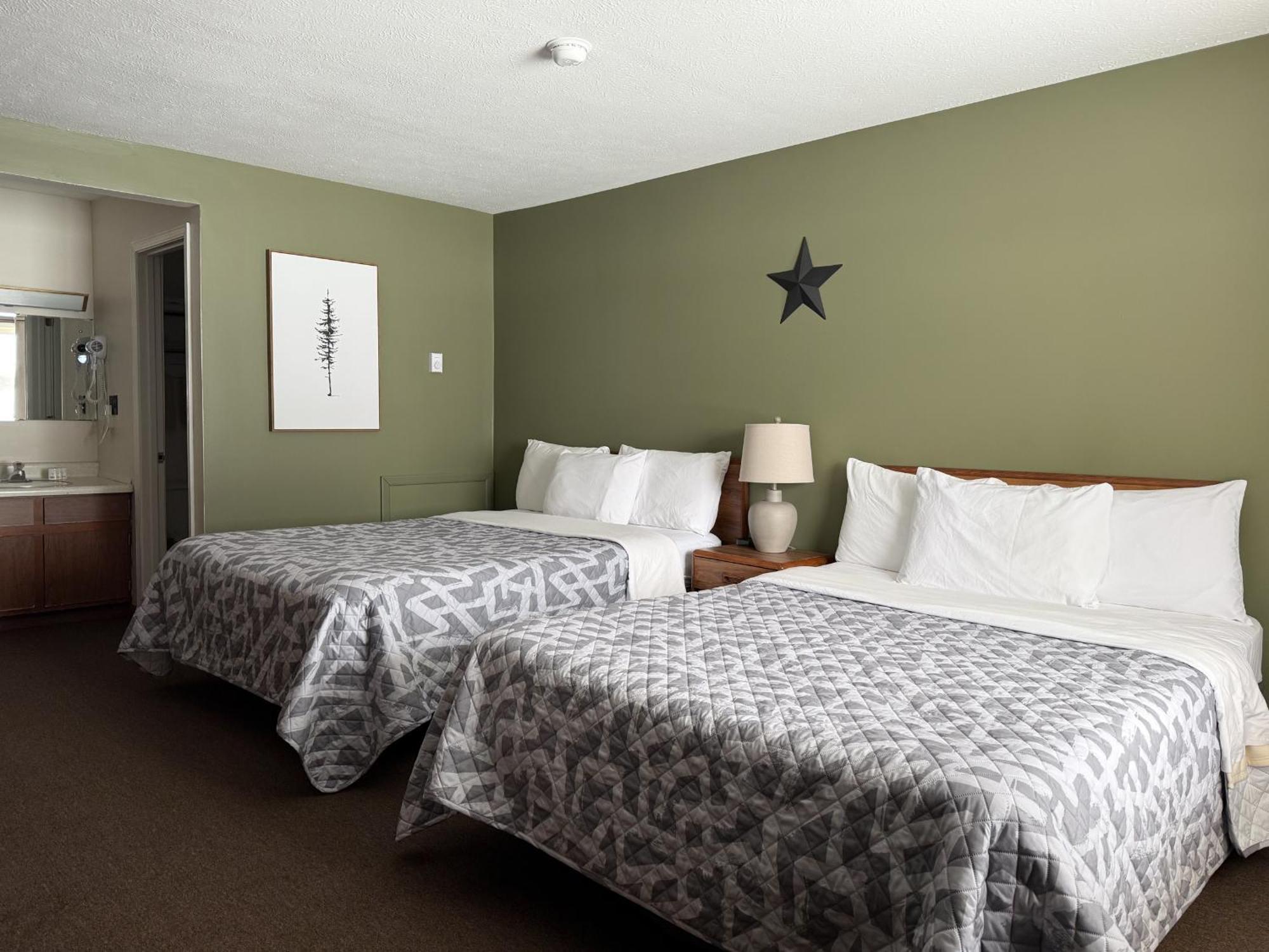 The Trail Inn - Newberry, Mi - Formerly Knollwood Inn - 13467 M-28 Esterno foto