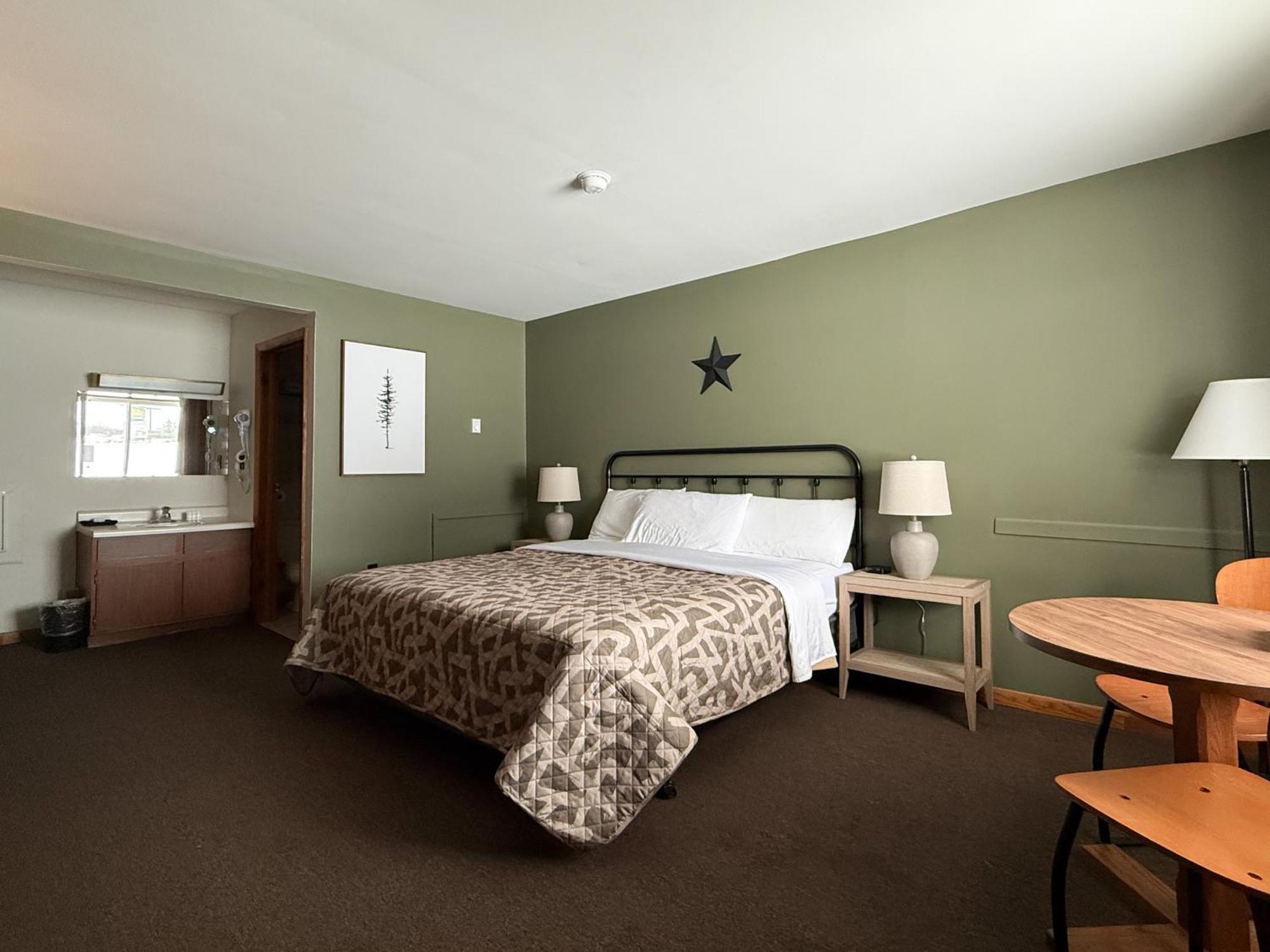 The Trail Inn - Newberry, Mi - Formerly Knollwood Inn - 13467 M-28 Esterno foto