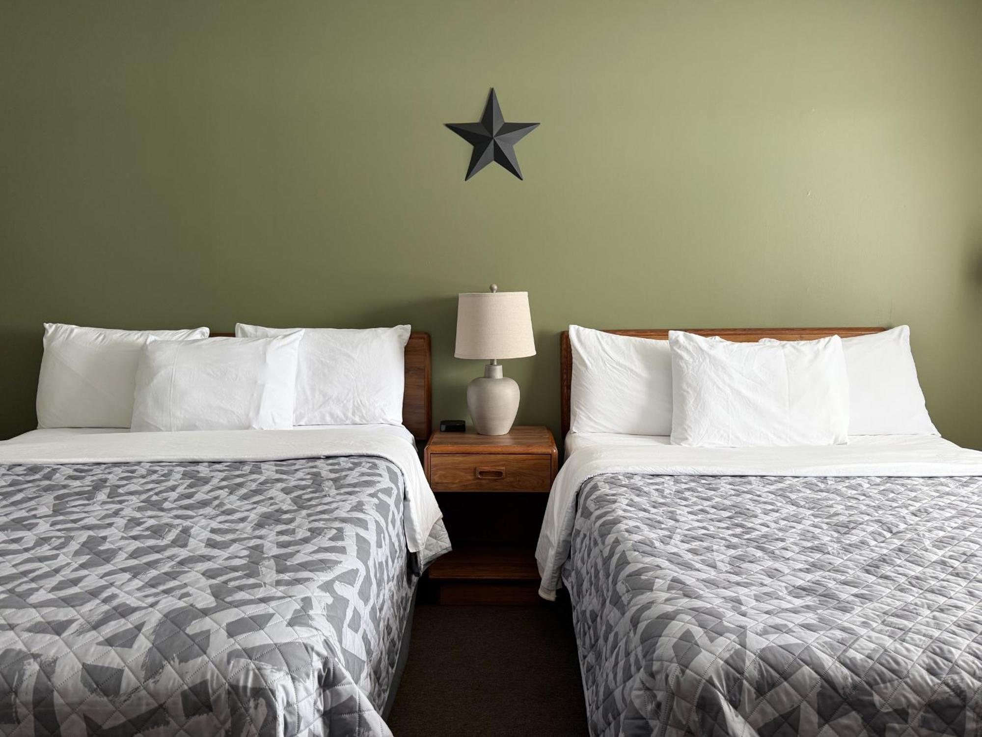 The Trail Inn - Newberry, Mi - Formerly Knollwood Inn - 13467 M-28 Esterno foto