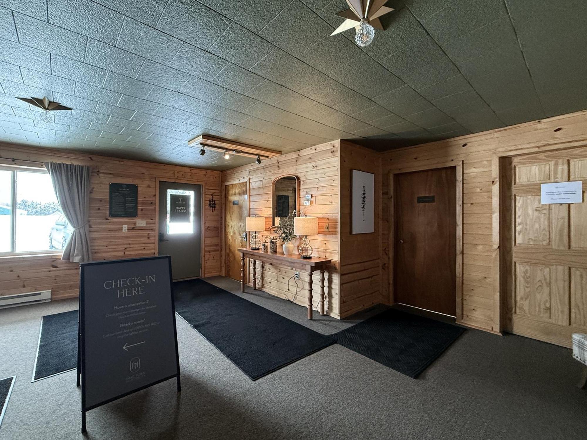 The Trail Inn - Newberry, Mi - Formerly Knollwood Inn - 13467 M-28 Esterno foto